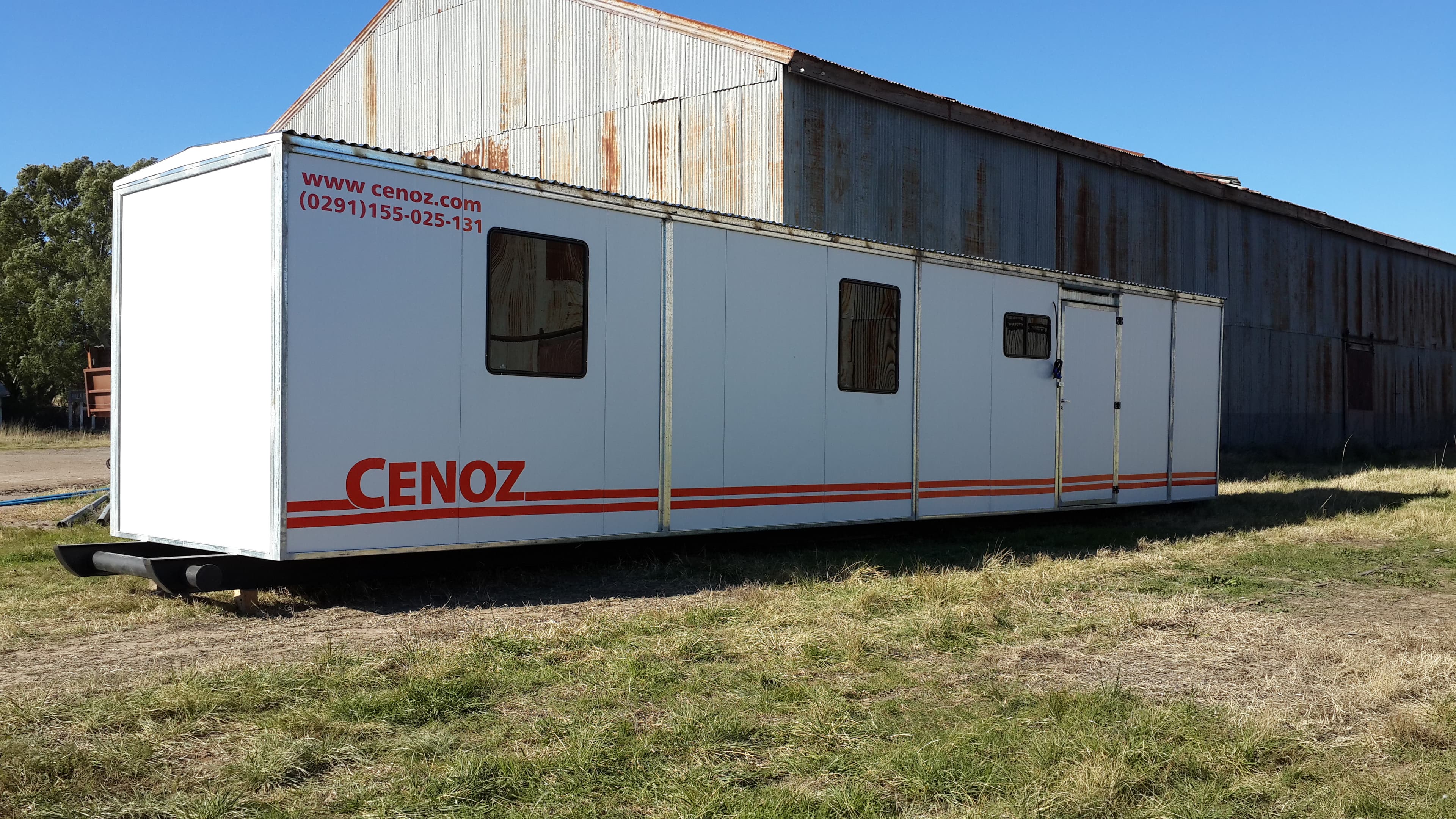 Trailer petrolero industrial sobre ruta