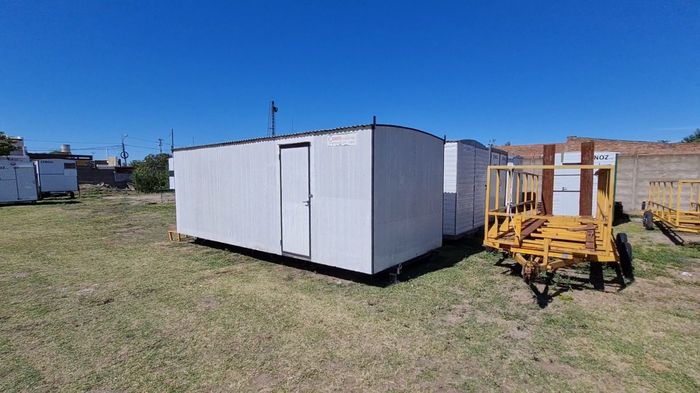 Pañol portátil blanco instalado en un predio operativo