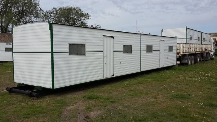 Trailers petrolero tradicional blanco en traslado dentro de un predio operativo
