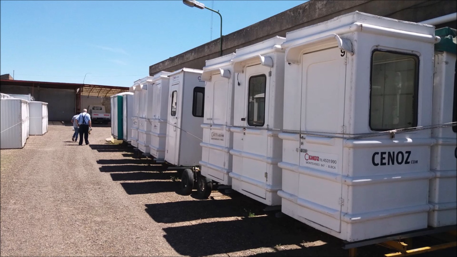 Fila de cabinas de vigilancia blancas exhibidas en el patio de CENOZ