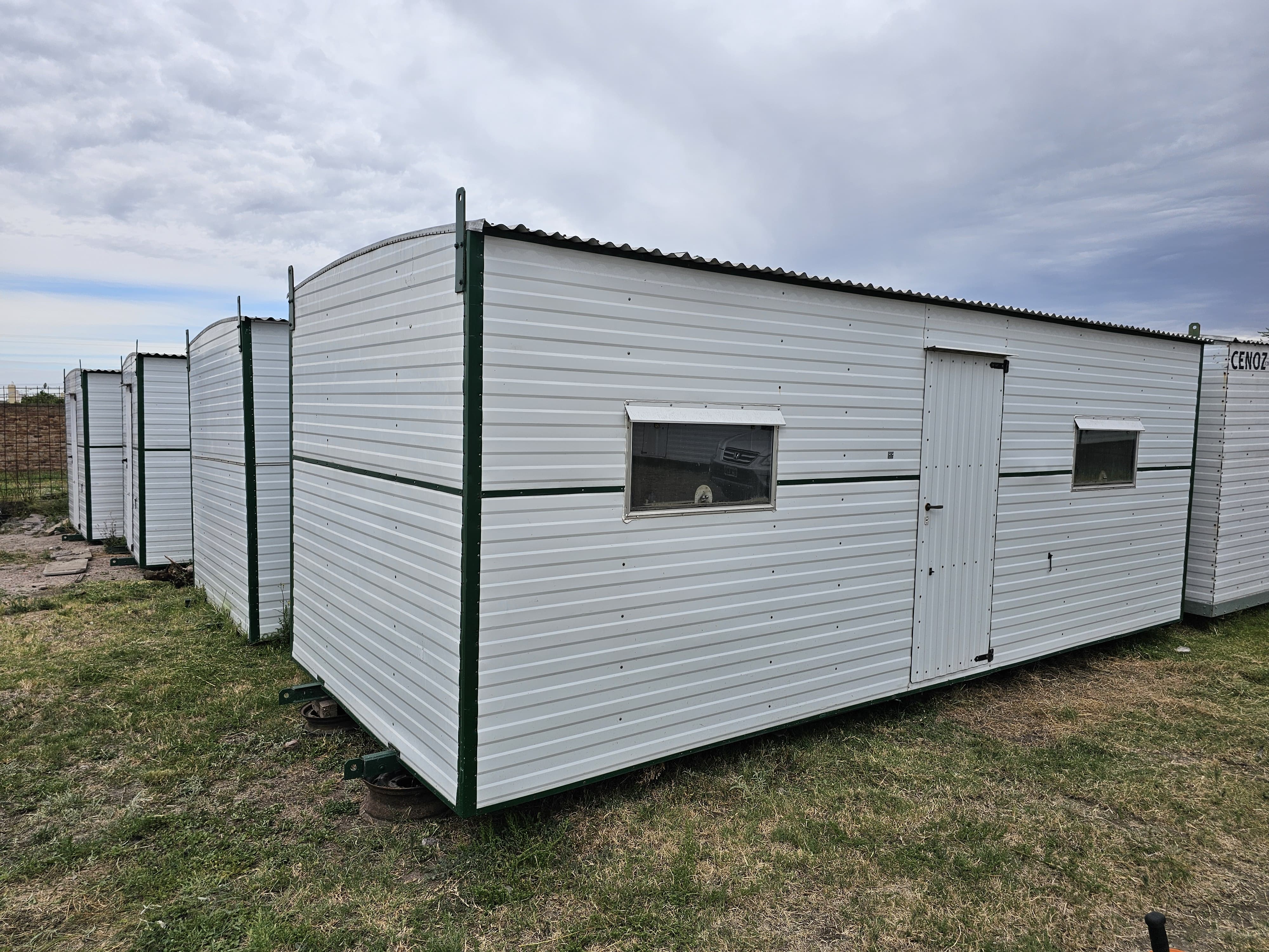 Módulo habitacional tradicional blanco con puerta lateral y ventanas abatibles