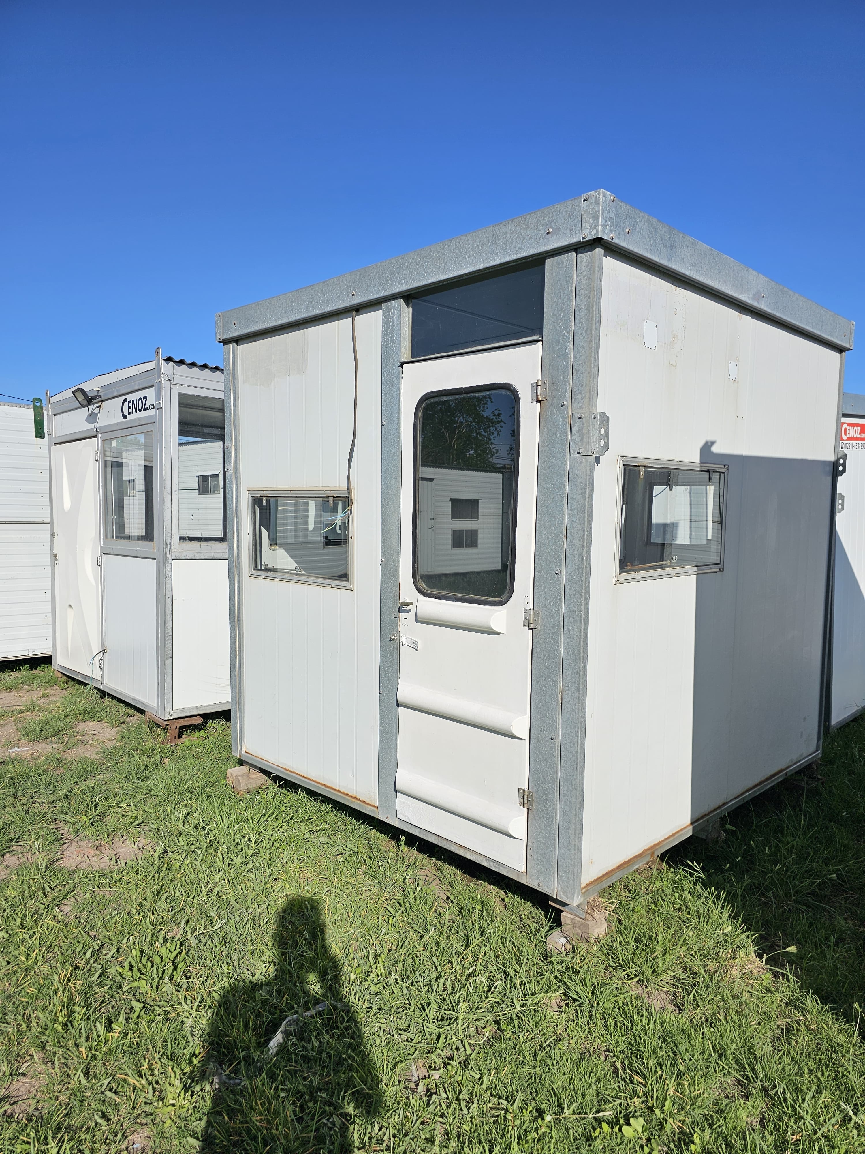 Módulo portátil habitacional compacto con puerta principal y ventanas laterales