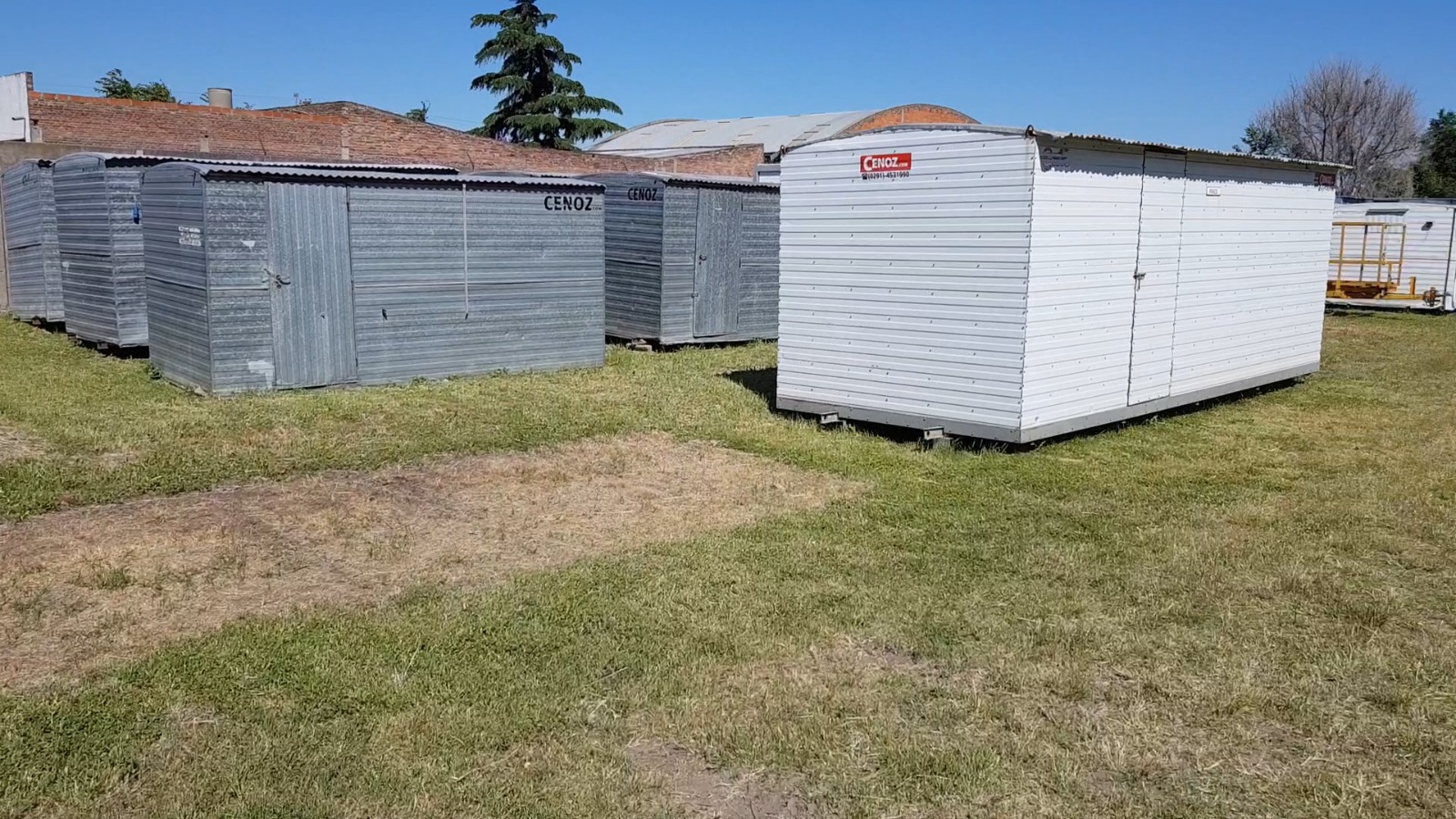 Pañoles metálicos y blancos exhibidos en un predio abierto de CENOZ