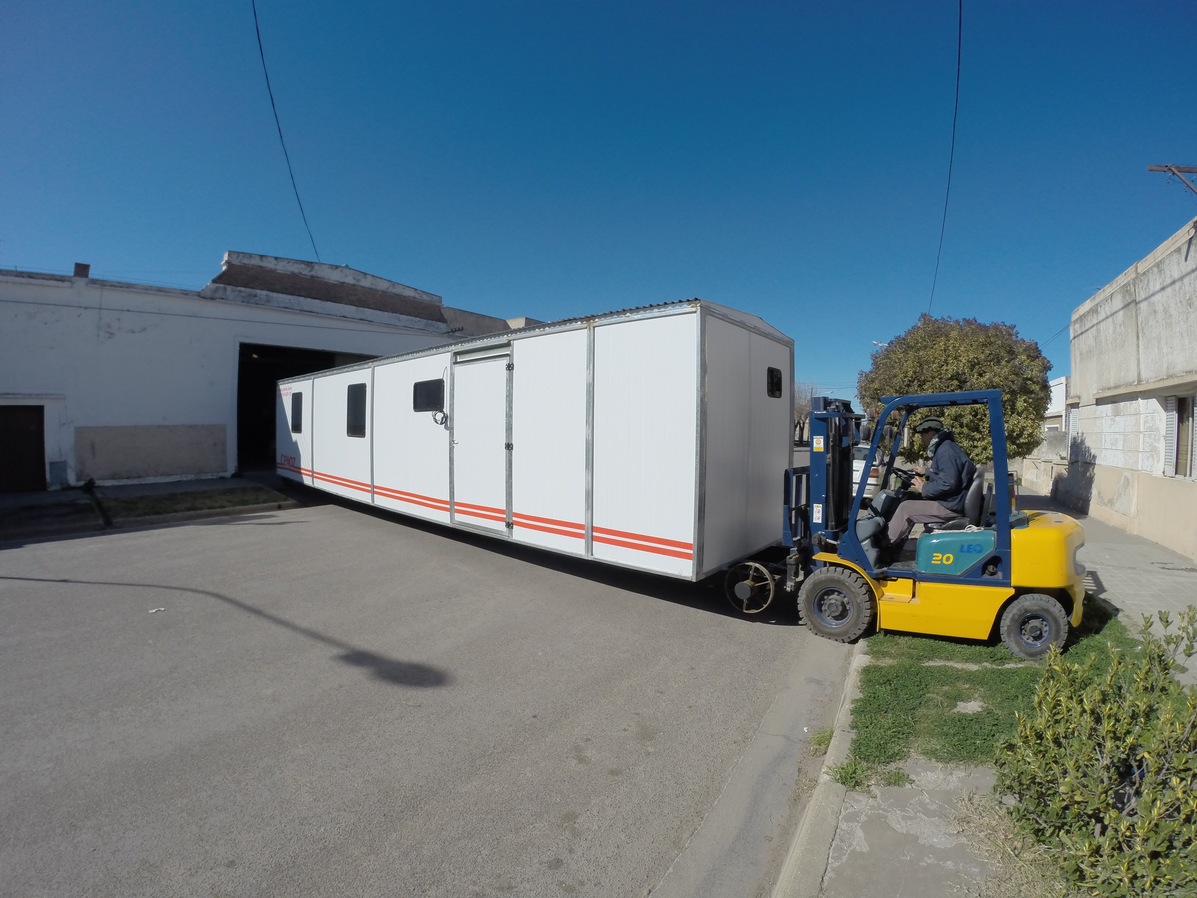 Detalle del sistema inferior de apoyo y traslado de un trailer petrolero de paneles