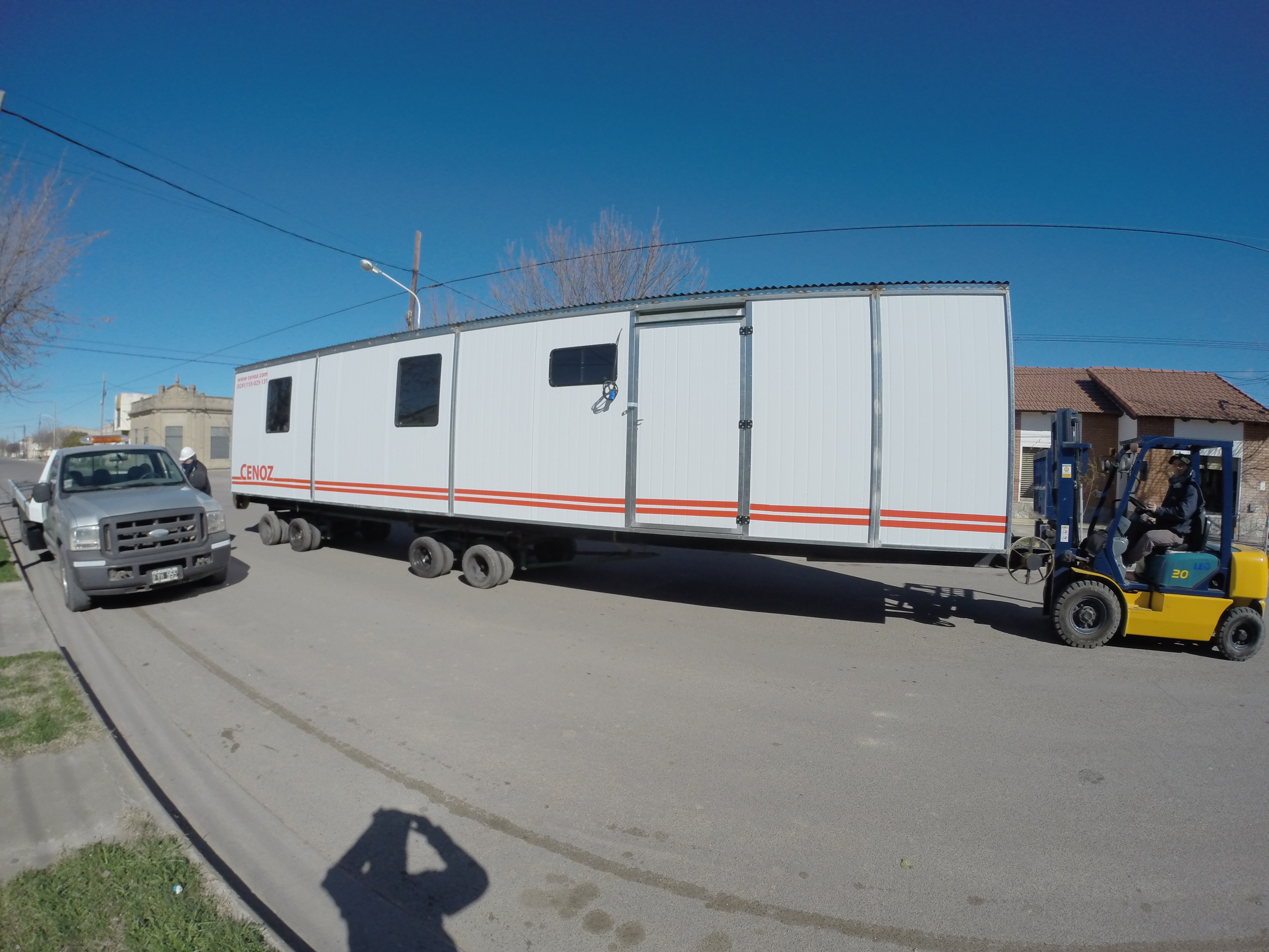 Trailers petrolero de paneles de gran porte en traslado sobre la calle